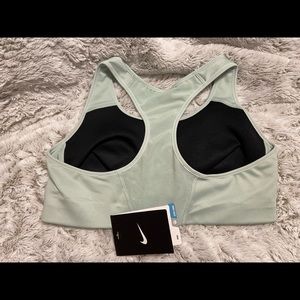 Nike sports bra with tags. Never worn. Size S. Mint color